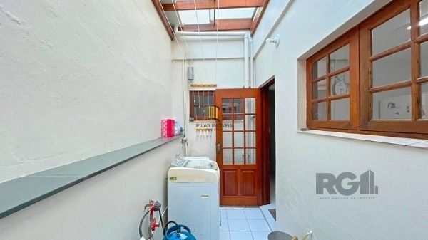 Casa em Porto Alegre, no bairro Nonoai, com 4 dormitório(s), à venda.