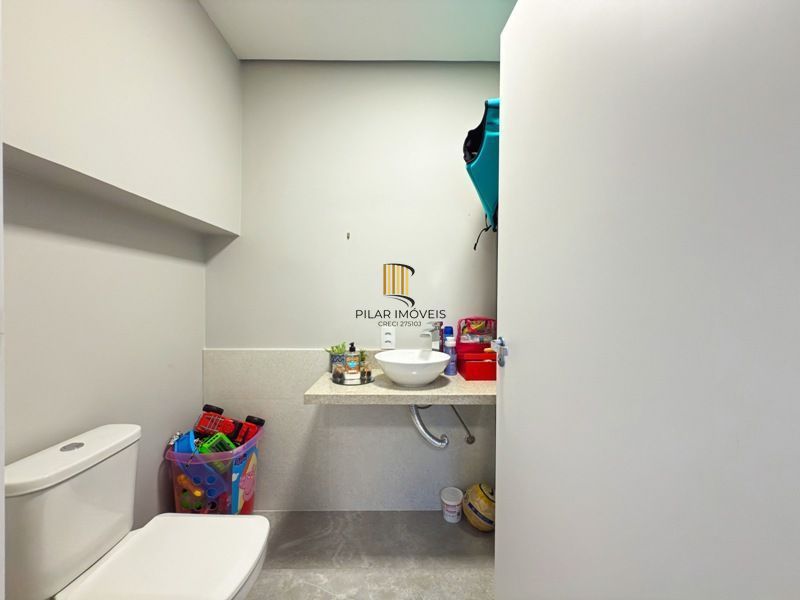 Casa contemporânea, 4 d, sendo 2 suítes, uma no térreo,206 m² , bairro tristeza