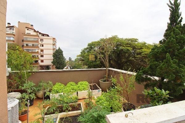Casa em Porto Alegre, no bairro Tristeza, com 3 dormitório(s), e 3 banheiros, à 