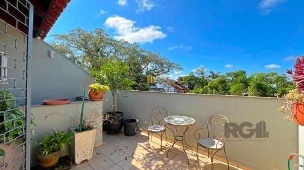 Casa em Porto Alegre, no bairro Ipanema, com 3 dormitório(s), e 3 banheiros, à v