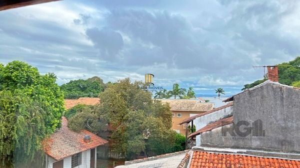 Casa em Porto Alegre, no bairro Guarujá, com 3 dormitório(s), e 3 banheiros, à v
