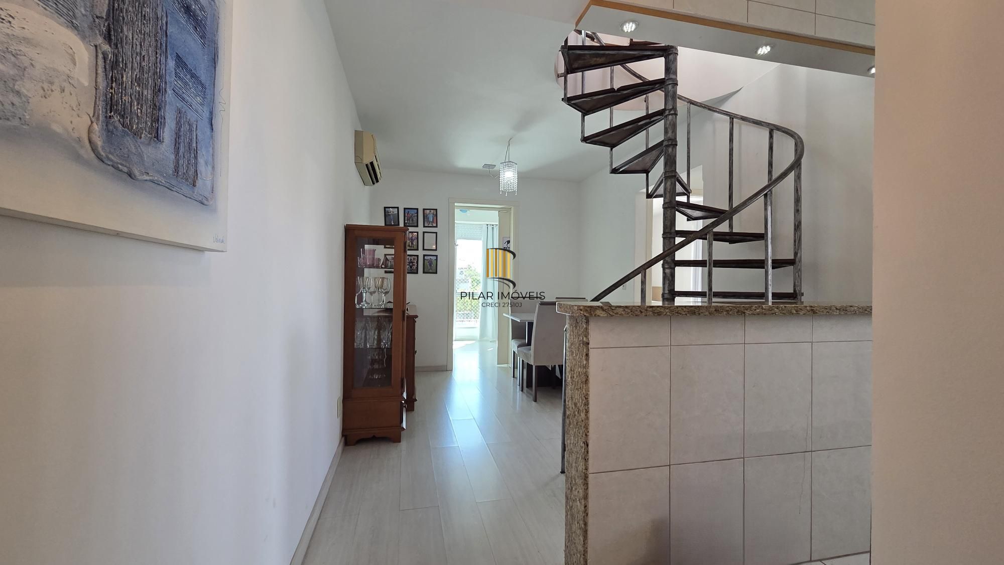 Cobertura duplex com 2 dormitórios e 1 vaga de garagem no bairro Menino Deus – 108,7 m² privativos