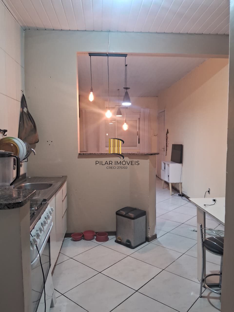 Casa com 2 dormitórios com pátio e edícula.