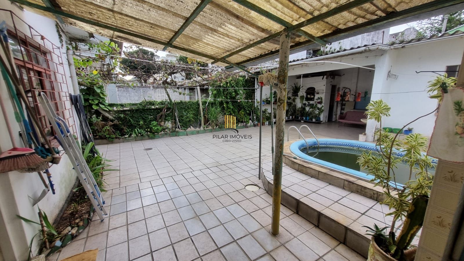 Linda residência com 3 dormitórios no Bairro Cavalhada.