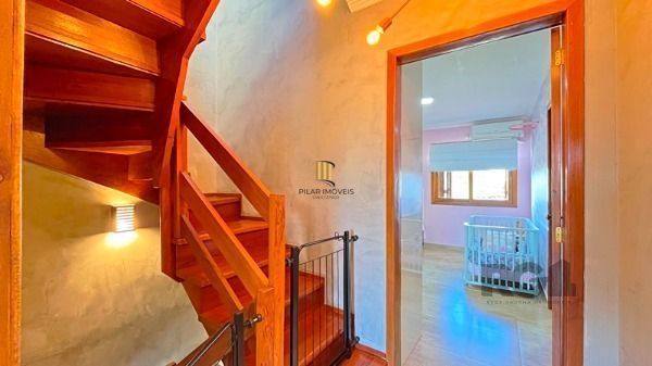 Casa em Porto Alegre, no bairro Guarujá, com 3 dormitório(s), e 3 banheiros, à v