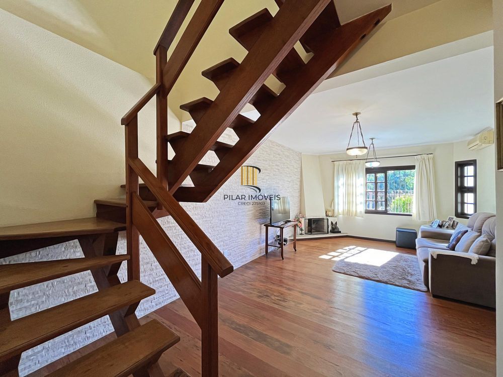 Ótima residência com 3 dormitórios, sendo 1 suíte, lareira e piscina.