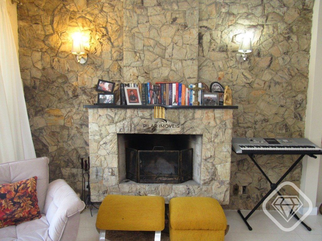 Ótima residência com 4 dormitórios, lareira e piscina no coração do bairro Tristeza.