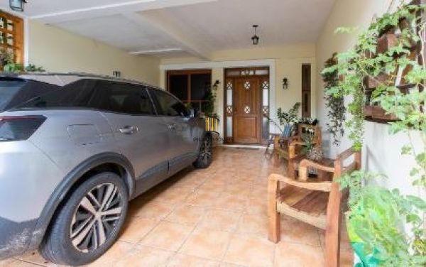 Casa em Porto Alegre, no bairro Ipanema, com 3 dormitório(s), e 3 banheiros, à v