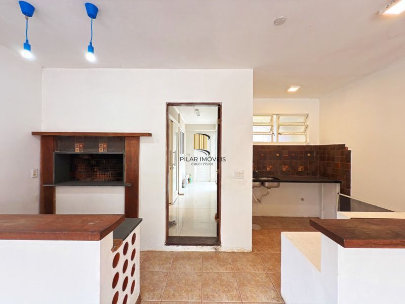 Linda Residência em Condomínio Fechado no Bairro Pedra Redonda.