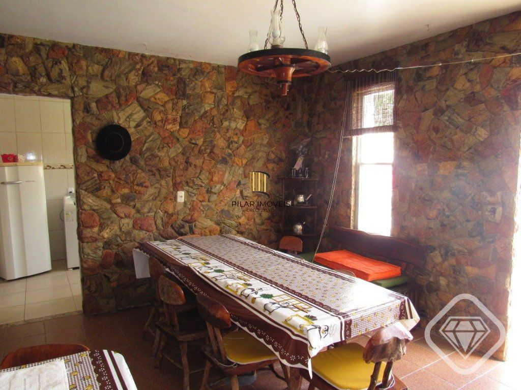 Ótima residência com 4 dormitórios, lareira e piscina no coração do bairro Tristeza.