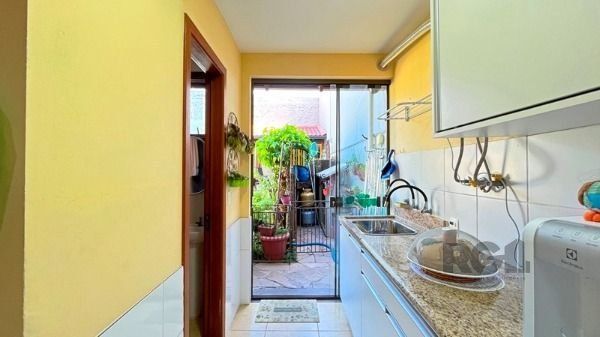 Casa em Porto Alegre, no bairro Ipanema, com 3 dormitório(s), e 3 banheiros, à v