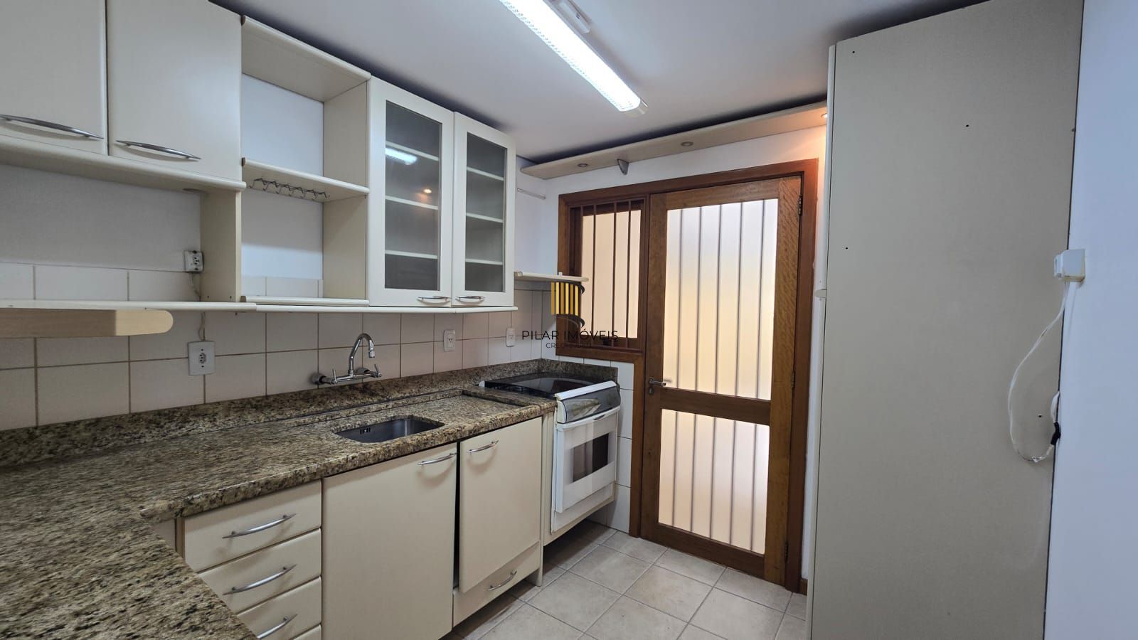 Casa em condomínio fechado com 3 dormitórios-1 suíte no Bairro Guarujá