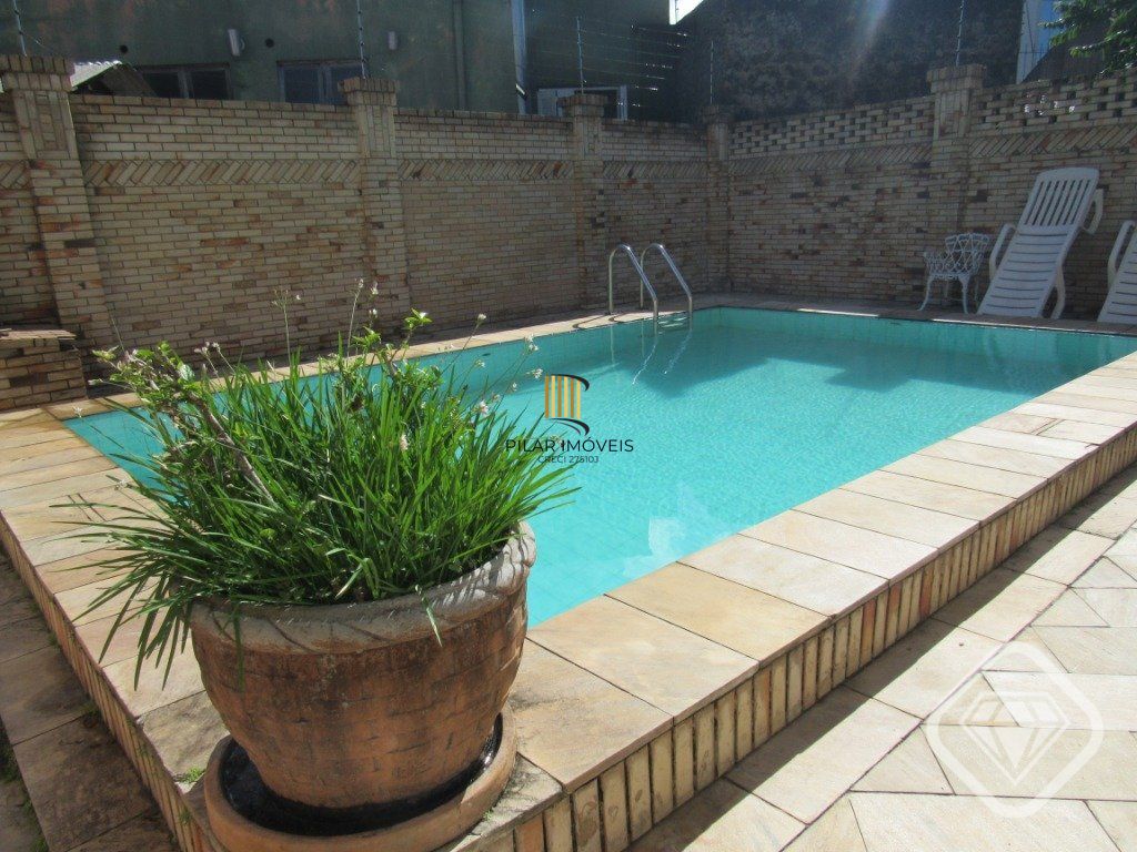 Ótima residência com 4 dormitórios, lareira e piscina no coração do bairro Tristeza.