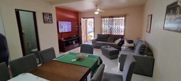 Casa em Porto Alegre, no bairro Camaquã, com 2 dormitório(s), e 2 banheiros, à v