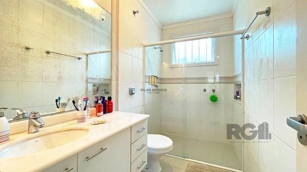 Casa em Porto Alegre, no bairro Ipanema, e 0 banheiros, à venda.