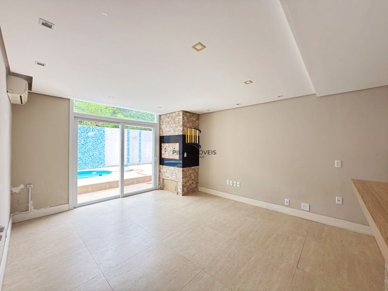 Linda Residência em Condomínio Fechado no Bairro Pedra Redonda.