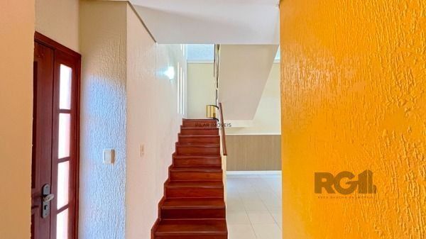 Casa em Porto Alegre, no bairro Nonoai, com 4 dormitório(s), à venda.