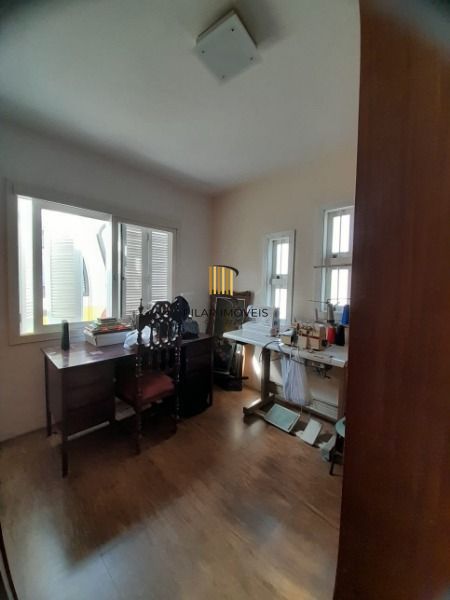 Casa em Porto Alegre, no bairro Guarujá, com 3 dormitório(s), e 3 banheiros, à v