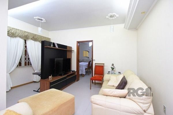 Casa em Porto Alegre, no bairro Tristeza, com 3 dormitório(s), e 3 banheiros, à 