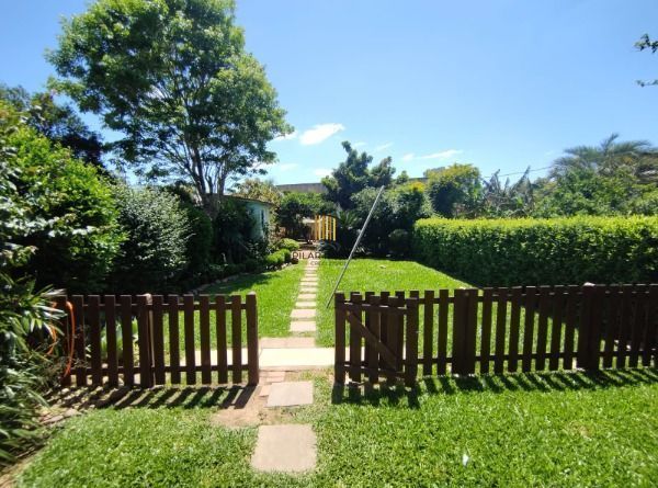 Casa em Porto Alegre, no bairro Vila Nova, com 2 dormitório(s), e 2 banheiros, à