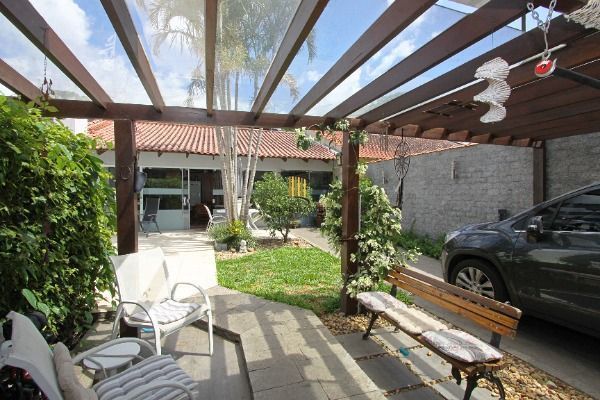 Sobrado para Venda - 208m², 3 dormitórios, sendo 1 suites, 4 vagas - Nonoai