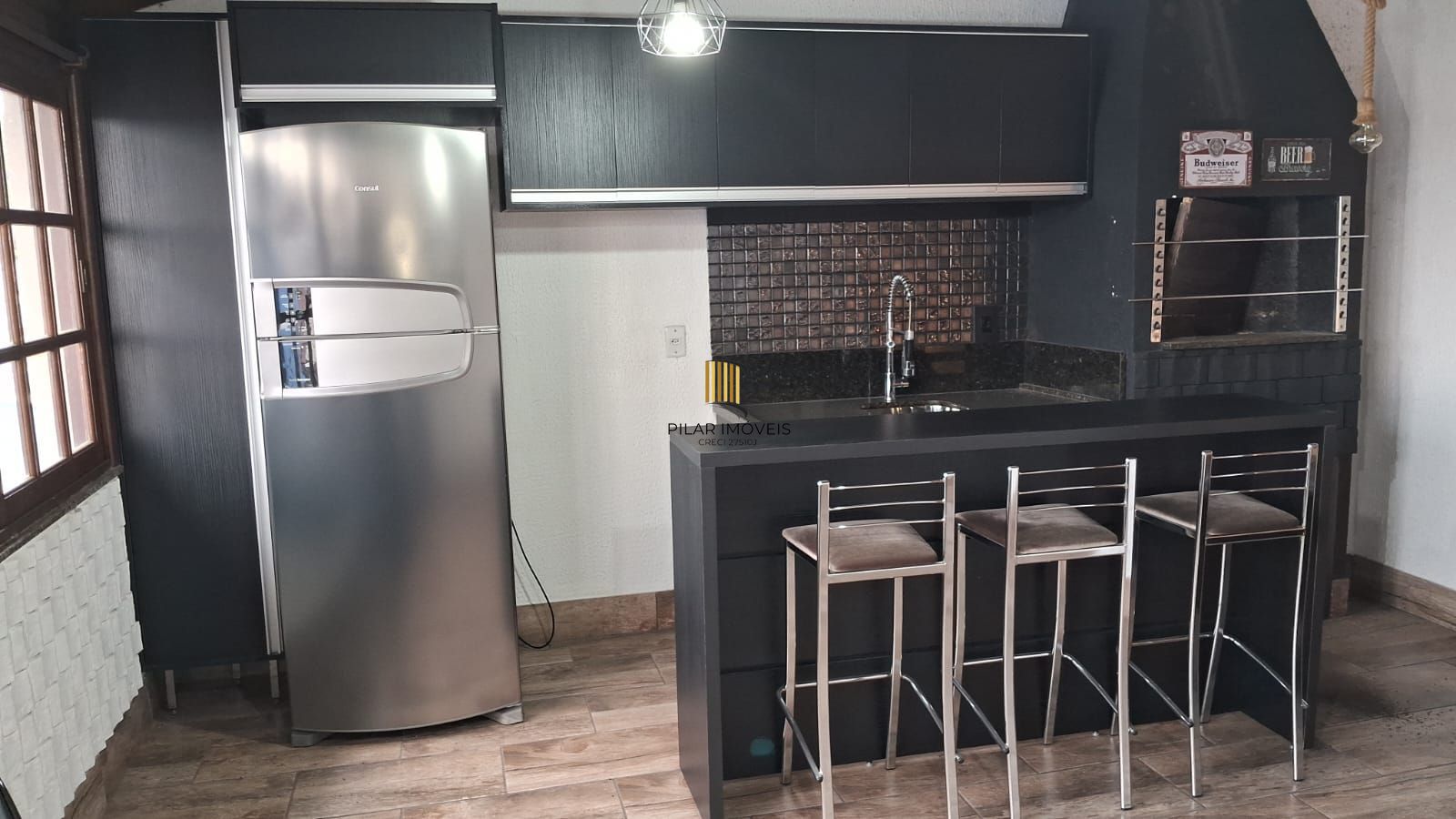 Excelente Residência com 3 dormitórios sendo 2 deles suítes de casal.