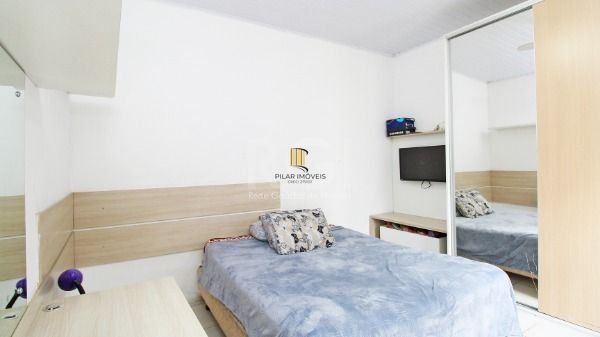 Casa bairro Medianeira, com 3 dormitórios, 2 banheiros, com piscina para venda.