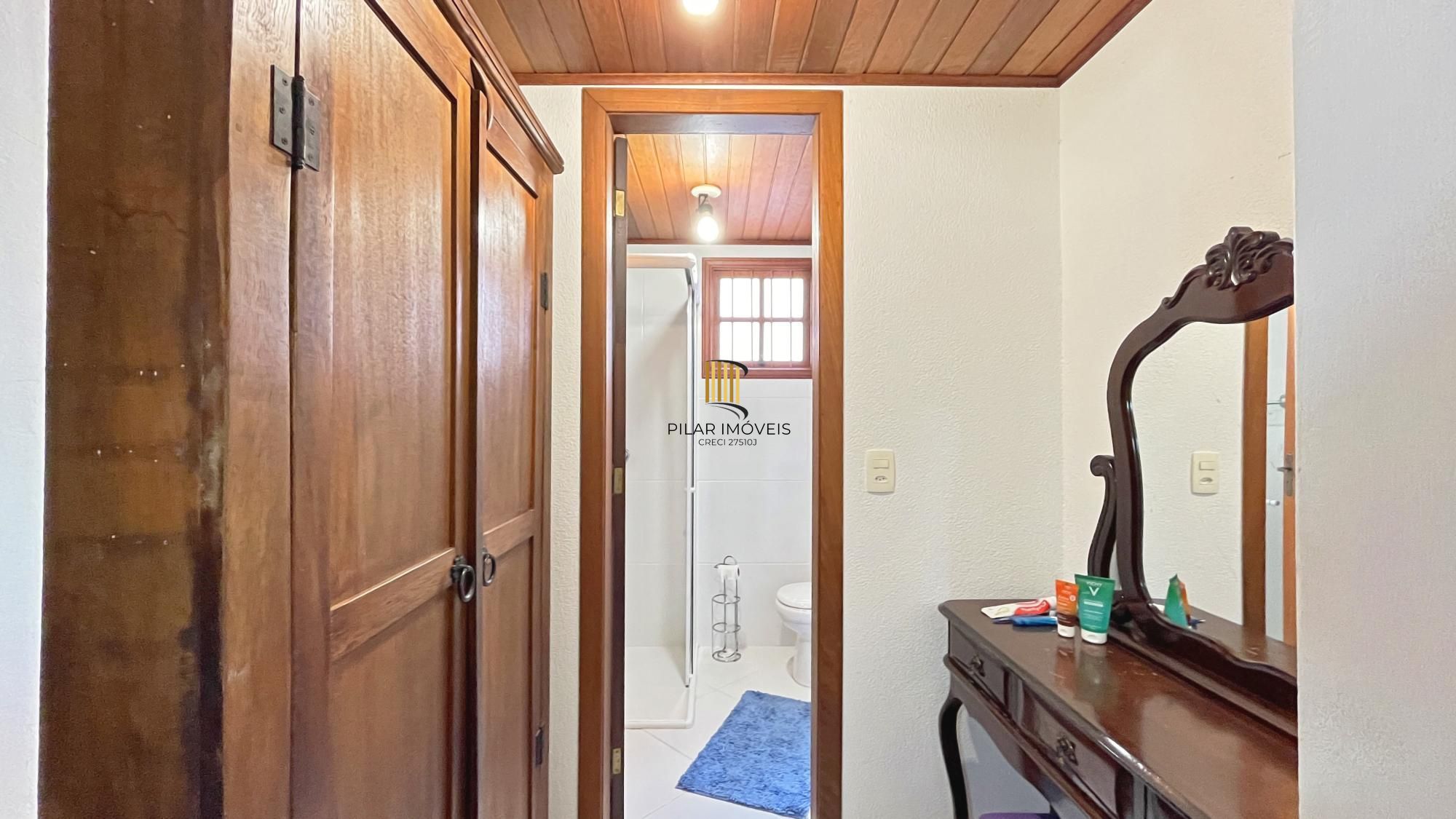 Casa 3D com 2 suítes e piscina.