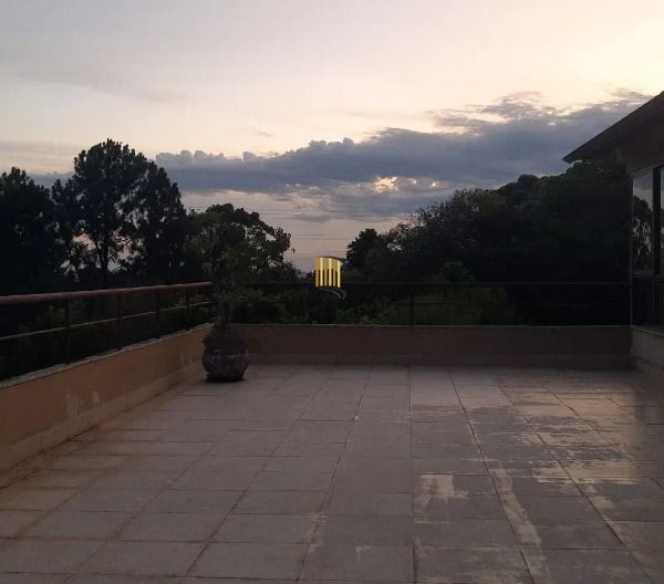 Casa em Porto Alegre, no bairro Vila Nova, com 4 dormitório(s), e 4 banheiros, à