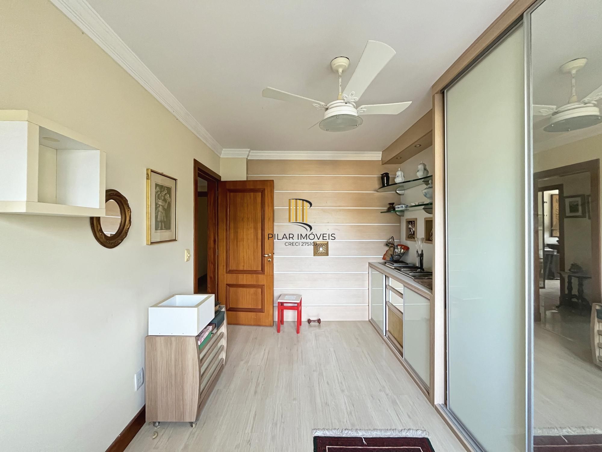 Apartamento na Tristeza  com 3 dormitórios, 1 suite, sacada , churrasqueira e 3 