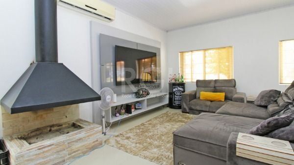 Casa bairro Medianeira, com 3 dormitórios, 2 banheiros, com piscina para venda.