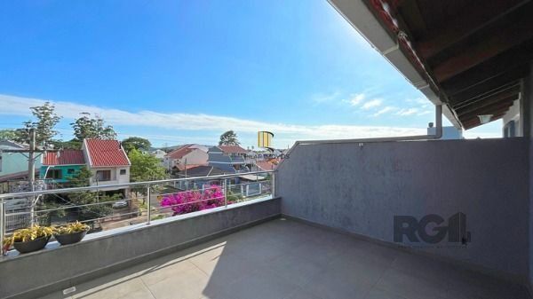 Casa em Porto Alegre, no bairro Guarujá, com 3 dormitório(s), e 3 banheiros, à v