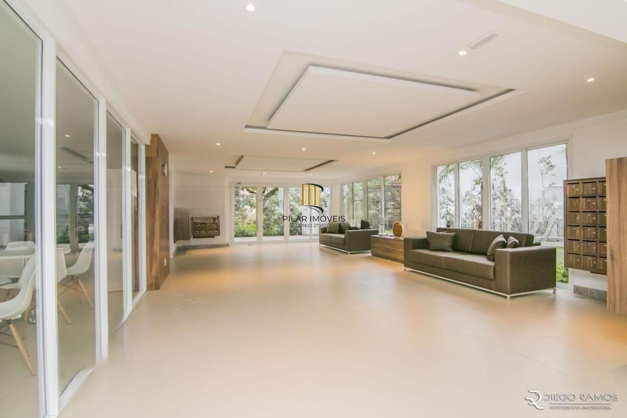 Apartamento semi mobiliado, 2 dormitórios, 1 suíte e 1 vaga de garagem coberta no bairro Menino Deus em Porto Alegre.