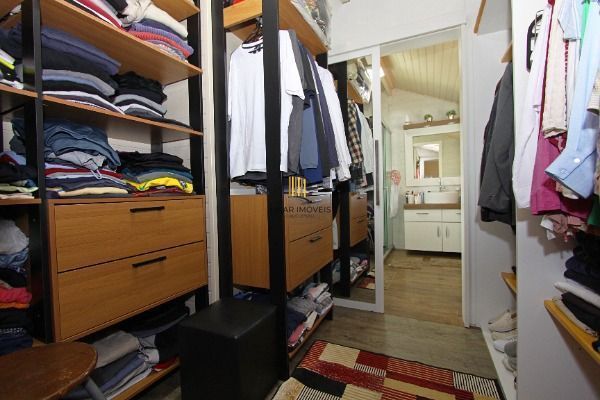 Sobrado para Venda - 208m², 3 dormitórios, sendo 1 suites, 4 vagas - Nonoai