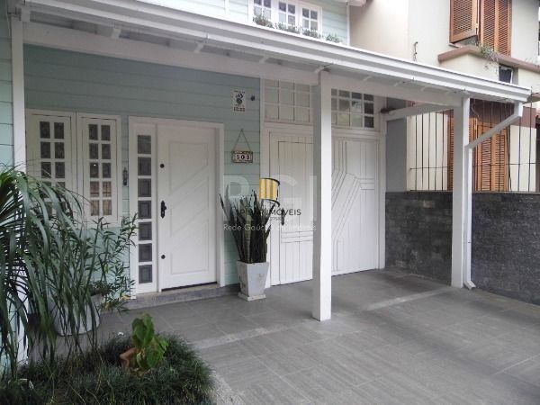 Sobrado para Venda - 208m², 3 dormitórios, sendo 1 suites, 4 vagas - Nonoai