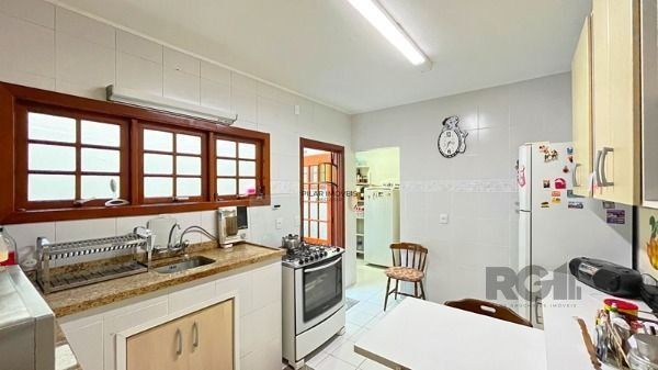 Casa em Porto Alegre, no bairro Nonoai, com 4 dormitório(s), à venda.
