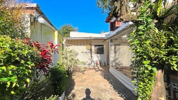 Casa em Porto Alegre, no bairro Nonoai, com 4 dormitório(s), à venda.