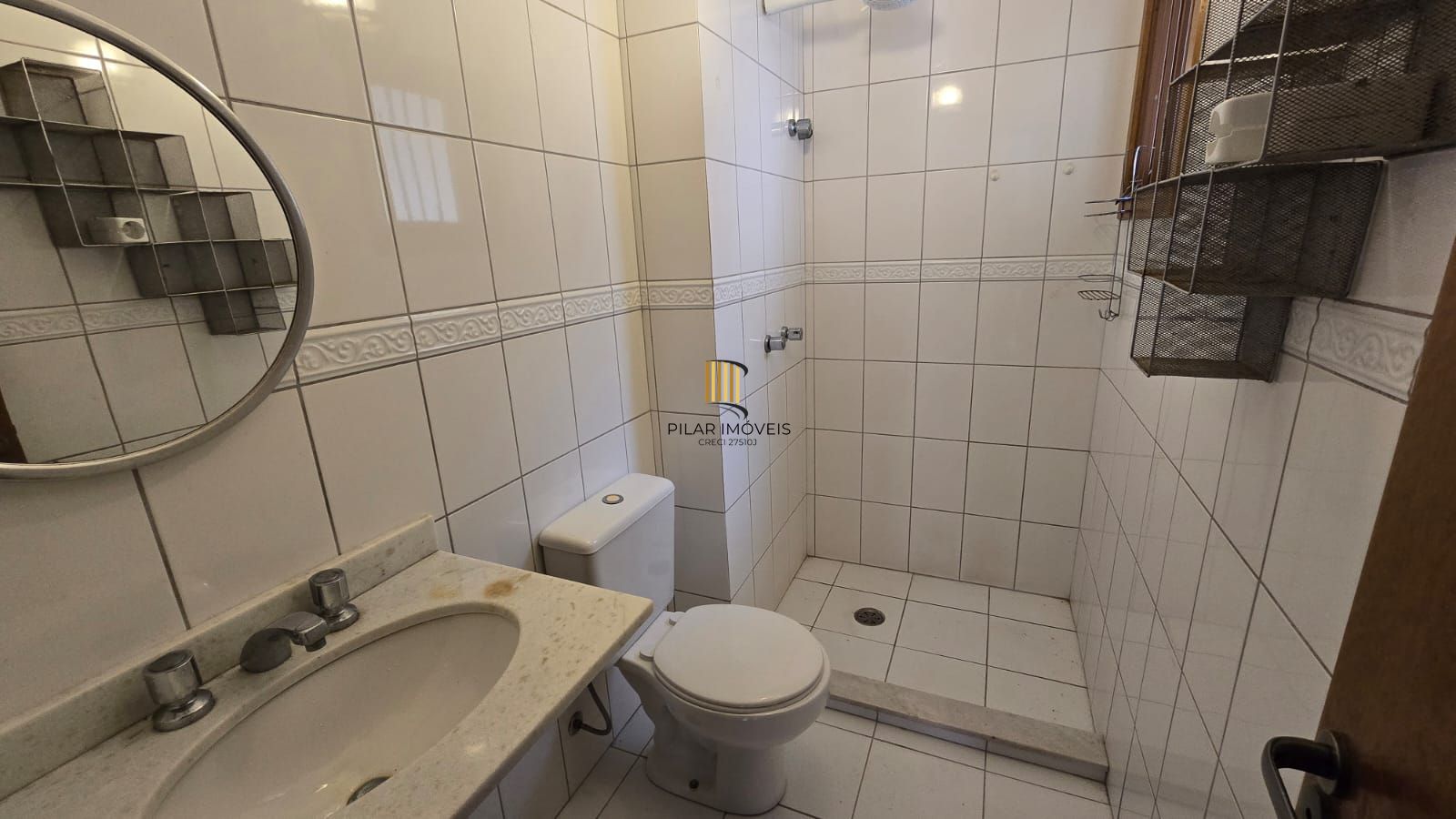 Casa em condomínio fechado com 3 dormitórios-1 suíte no Bairro Guarujá