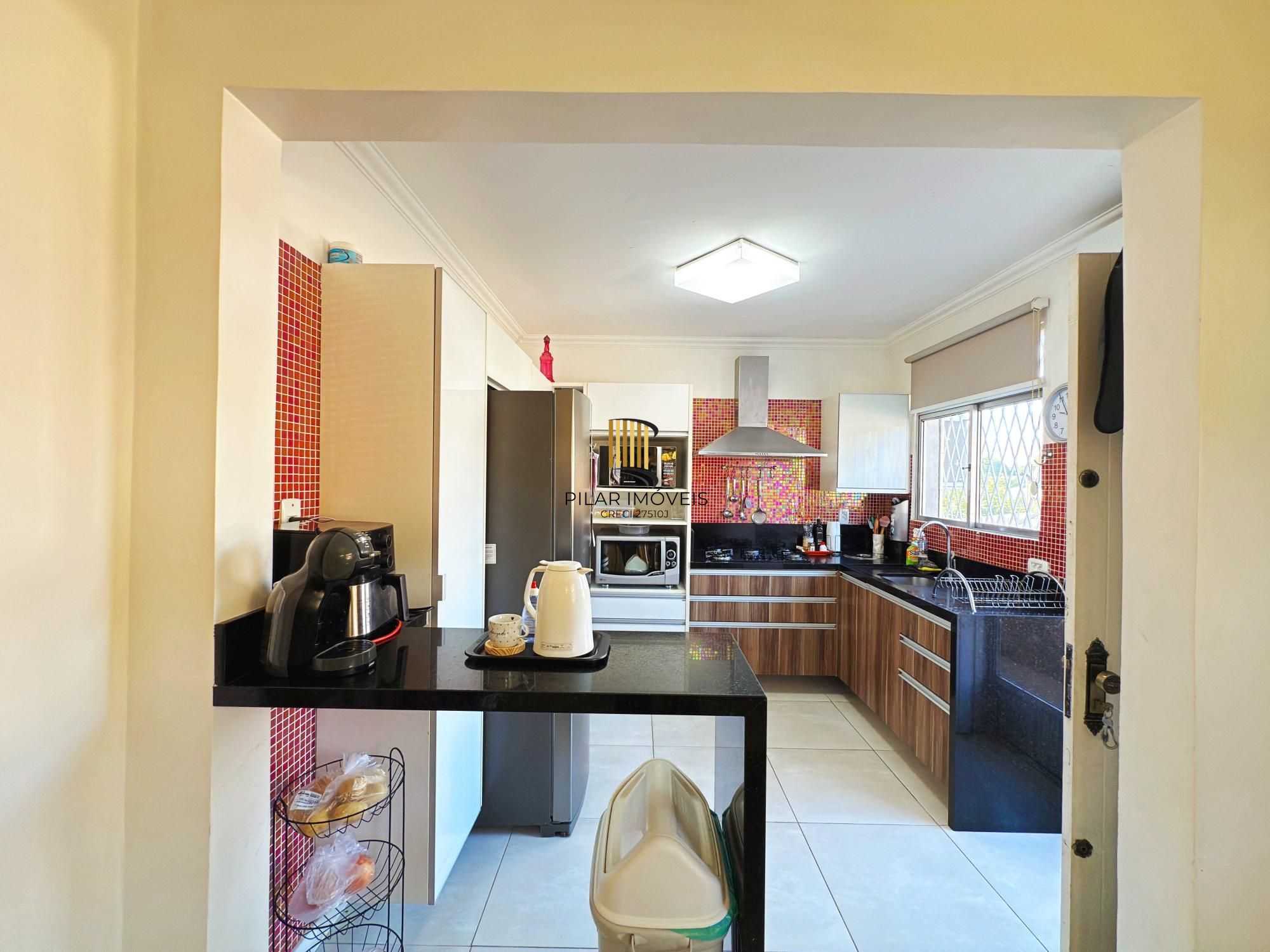 Ótima residência com 4 dormitórios, lareira e piscina no coração do bairro Tristeza.