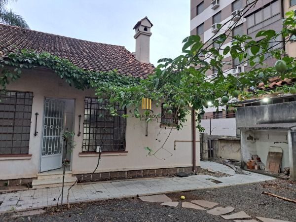 Casa em Porto Alegre, no bairro São João, com 4 dormitório(s), à venda.