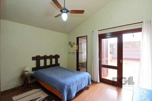 Casa em Porto Alegre, no bairro Guarujá, com 3 dormitório(s), à venda.