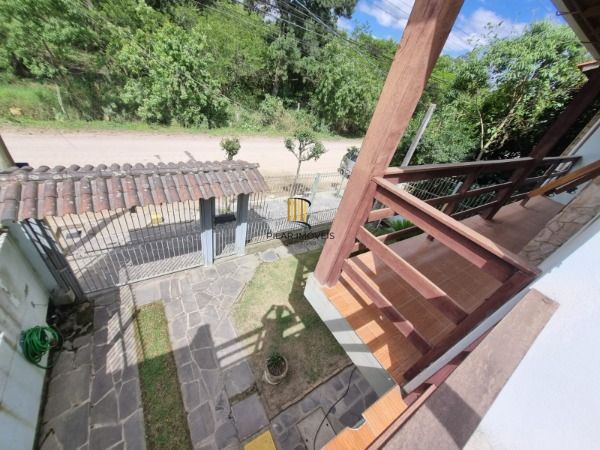 Sobrado em Porto Alegre, no bairro Ponta Grossa, com 4 dormitório(s), e 4 banhei