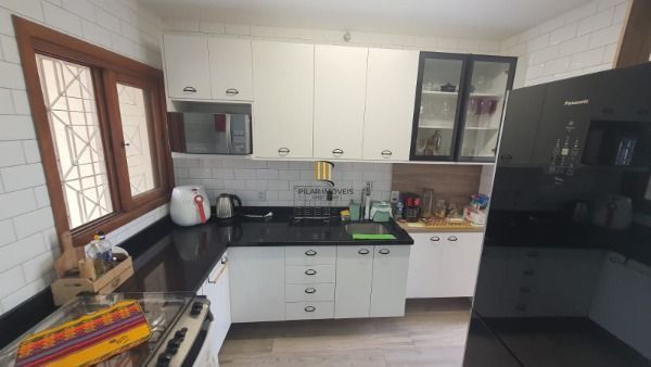 Casa em Porto Alegre, no bairro Hípica, com 2 dormitório(s), e 2 banheiros, à ve