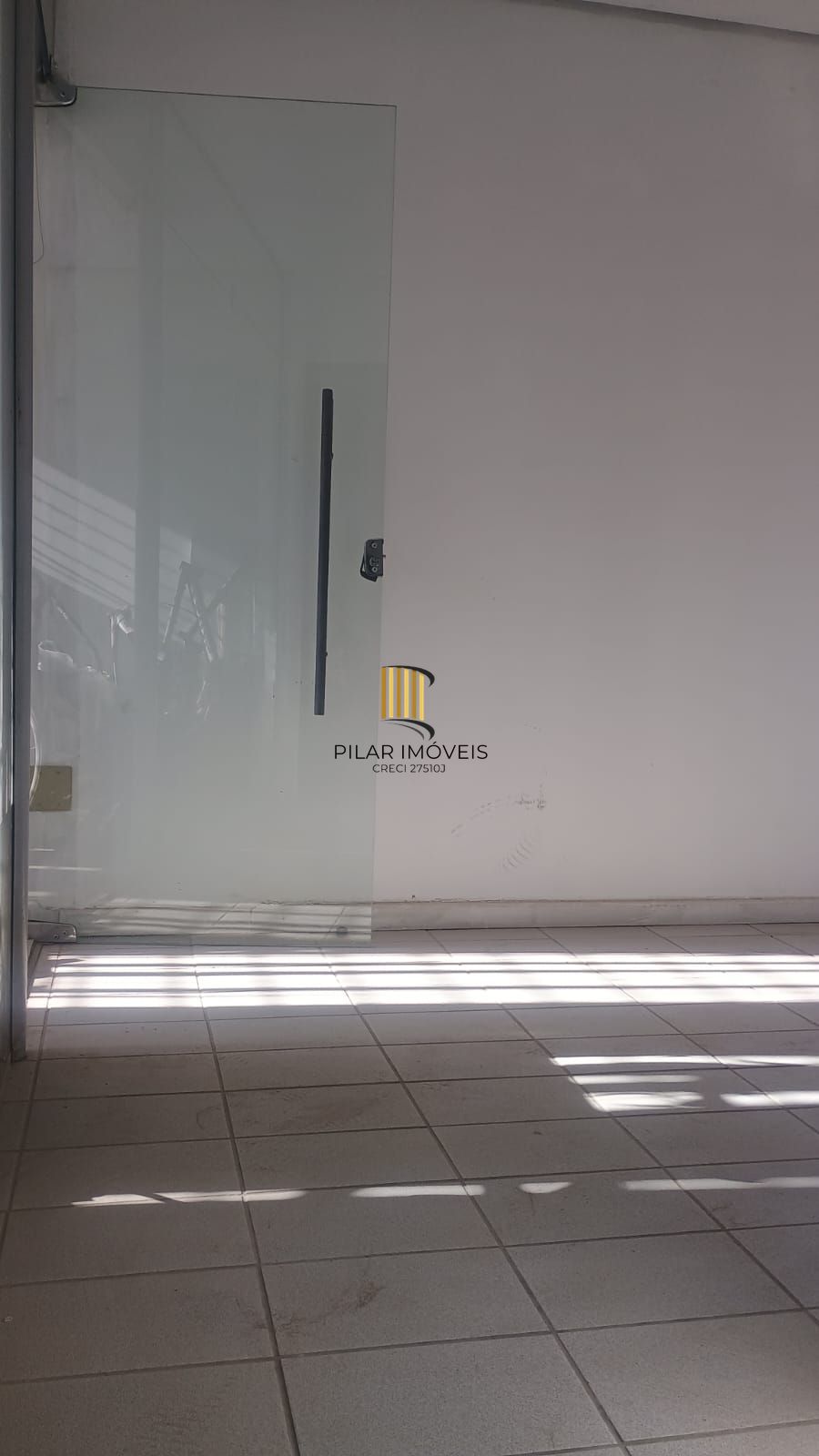Excelente loja comercial na avenida Teresópolis, com sobreloja, 2 banheiros