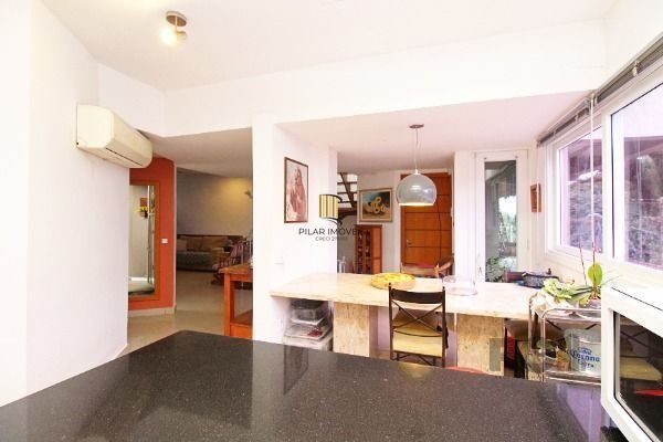 Casa em Porto Alegre, no bairro Tristeza, com 3 dormitório(s), e 3 banheiros, à 