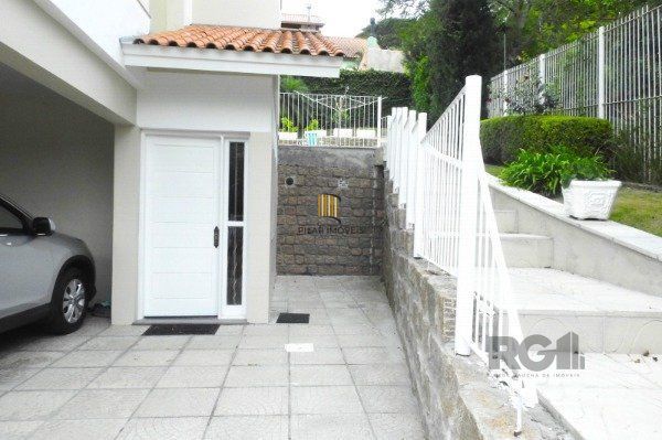 Casa em Porto Alegre, no bairro Espirito Santo, com 3 dormitório(s), e 3 banheir