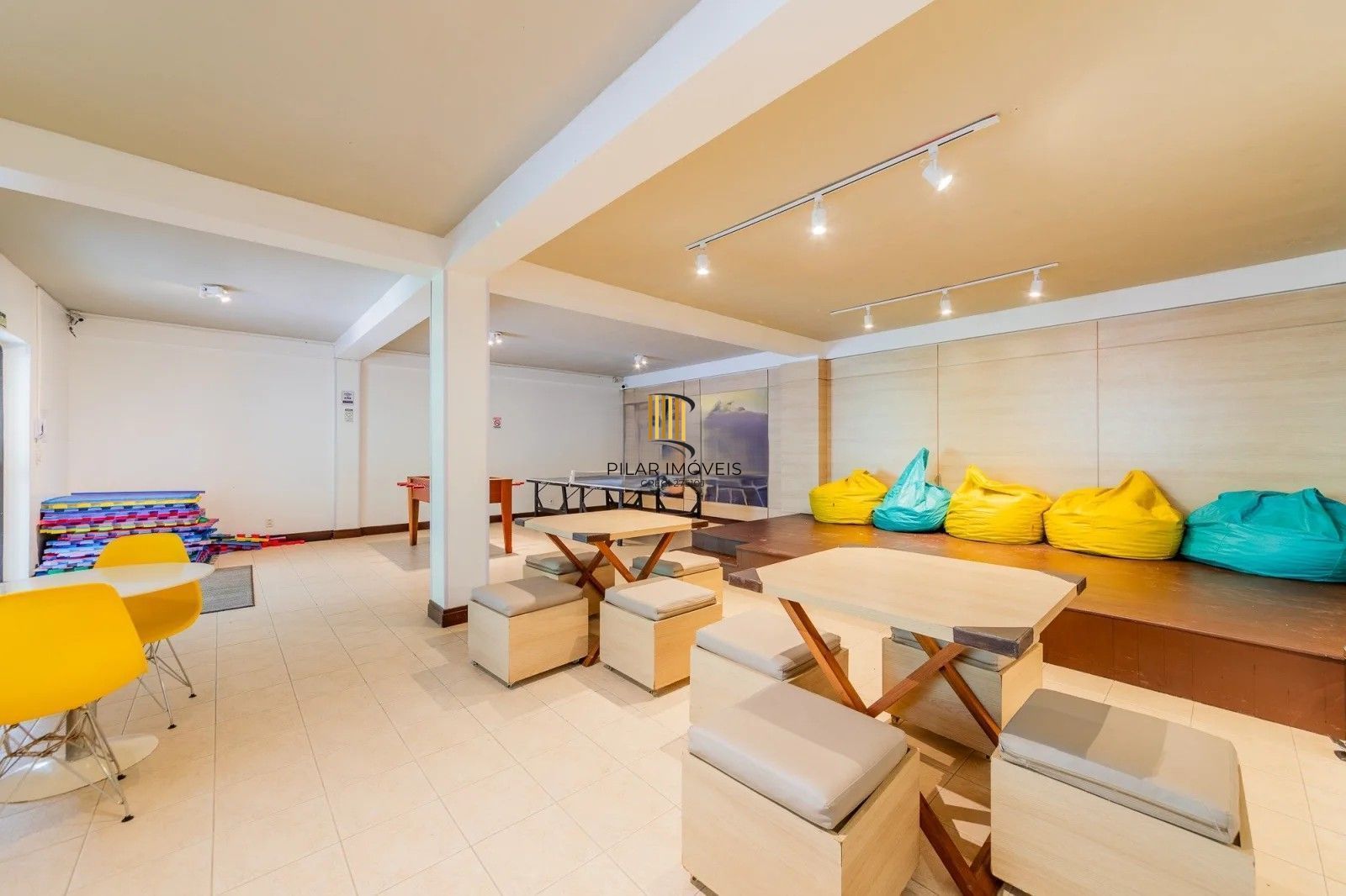 Belíssima casa em condomínio com 218,3m² com 4 dorm., 2 suítes e 2 vagas. Situada no charmoso Residencial Terra Mater.