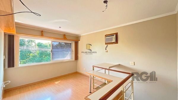 Casa em Porto Alegre, no bairro Nonoai, com 4 dormitório(s), à venda.