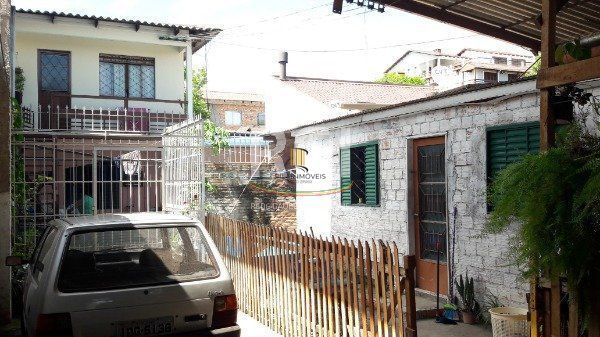 Casa para Venda - 500m², 3 dormitórios, 6 vagas - Tristeza