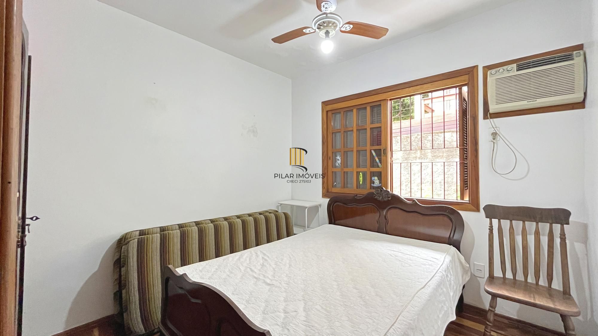 Casa 3D com 2 suítes e piscina.